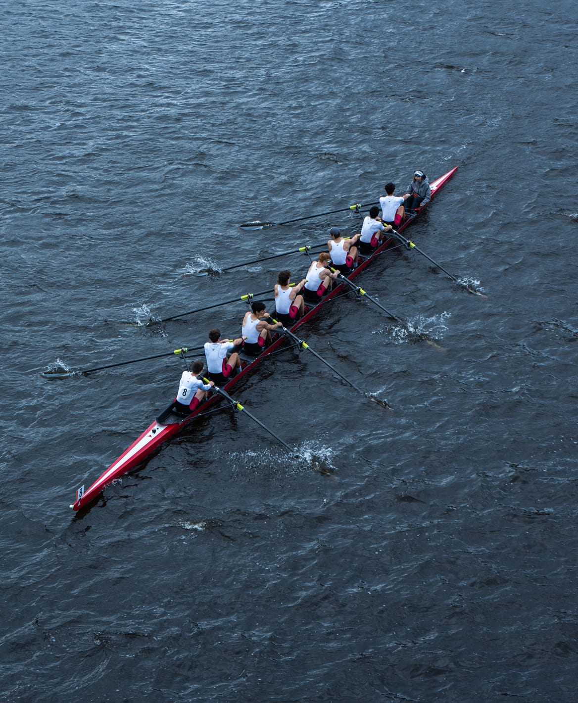 Un huit d'aviron en pleine course